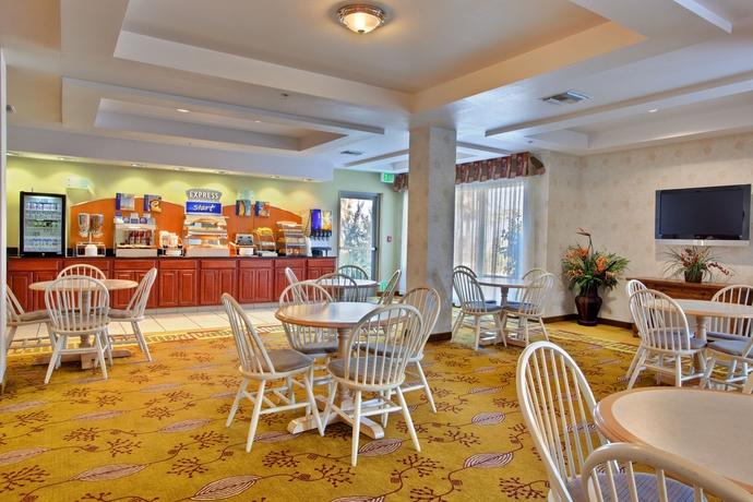 Imagen del bar/restaurante del Hotel Holiday Inn Express and Suites San Diego Otay Mesa, An Ihg. Foto 7