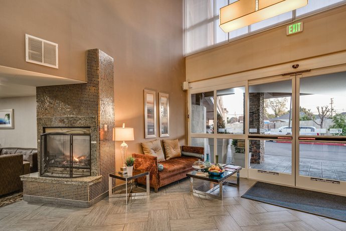 Imagen de los interiores del Hotel Holiday Inn Express and Suites Santa Clara, an IHG. Foto 18