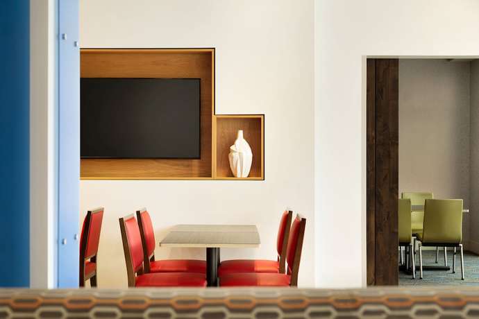 Imagen del bar/restaurante del Hotel Holiday Inn Express and Suites Savannah N - Port Wentworth, an IHG. Foto 2