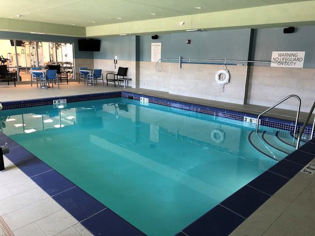 Imagen de la piscina del Hotel Holiday Inn Express and Suites Springfield North, an IHG. Foto 20
