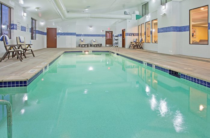 Imagen de la piscina del Hotel Holiday Inn Express and Suites St. Charles, An Ihg. Foto 20
