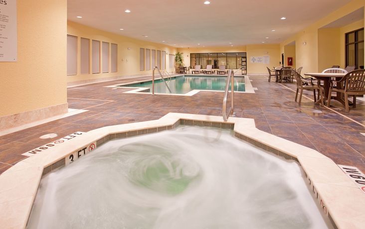 Imagen de la piscina del Hotel Holiday Inn Express and Suites St. Robert, an IHG. Foto 19