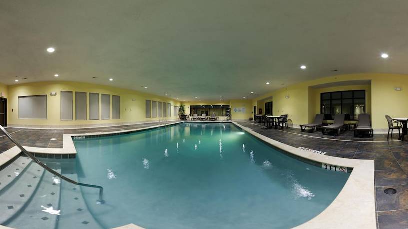 Imagen de la piscina del Hotel Holiday Inn Express and Suites St. Robert, an IHG. Foto 20
