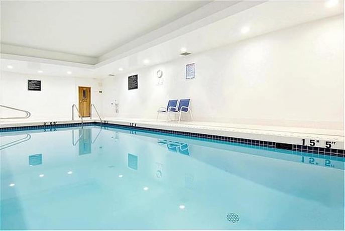 Imagen de la piscina del Hotel Holiday Inn Express and Suites Surrey, An Ihg. Foto 19
