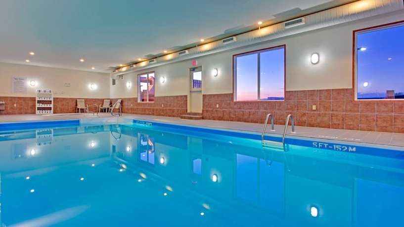 Imagen de la piscina del Hotel Holiday Inn Express and Suites Swift Current, An Ihg. Foto 18