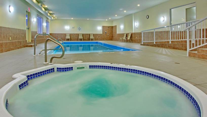 Imagen de la piscina del Hotel Holiday Inn Express and Suites Swift Current, An Ihg. Foto 19