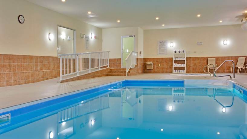 Imagen de la piscina del Hotel Holiday Inn Express and Suites Swift Current, An Ihg. Foto 20