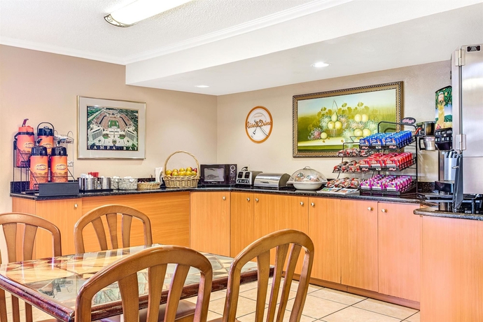 Imagen del bar/restaurante del Hotel Holiday Inn Express and Suites Tampa Stadium – Airport Area, An Ihg. Foto 2