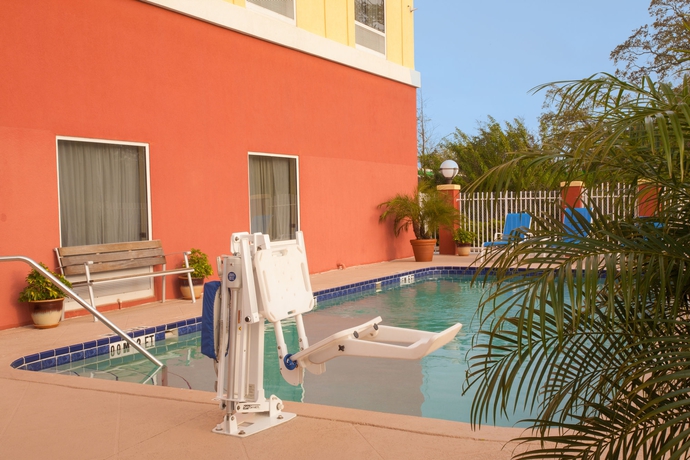 Imagen de la piscina del Hotel Holiday Inn Express and Suites Tampa-fairgrounds-casino, An Ihg. Foto 16