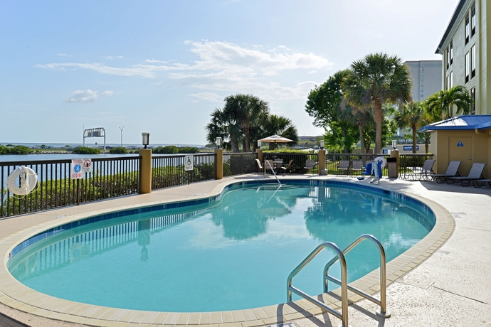 Imagen de la piscina del Hotel Holiday Inn Express and Suites Tampa-rocky Point Island, An Ihg. Foto 15