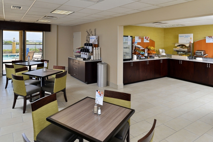 Imagen del bar/restaurante del Hotel Holiday Inn Express and Suites Tampa-rocky Point Island, An Ihg. Foto 4