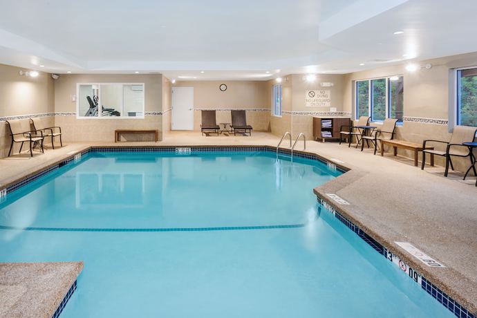 Imagen de la piscina del Hotel Holiday Inn Express and Suites Tilton - Lakes Region, An Ihg. Foto 20