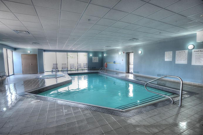 Imagen de la piscina del Hotel Holiday Inn Express and Suites Toronto Airport West, An Ihg. Foto 19