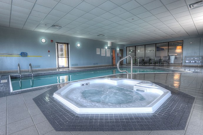 Imagen de la piscina del Hotel Holiday Inn Express and Suites Toronto Airport West, An Ihg. Foto 20