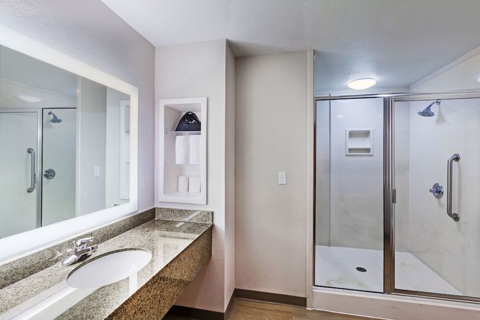 Imagen de la habitación del Hotel Holiday Inn Express and Suites Tulsa S Broken Arrow Hwy 51, An Ihg. Foto 19