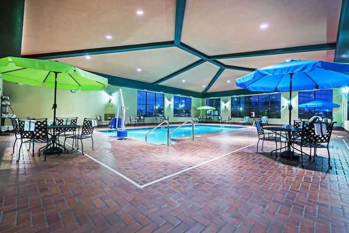 Imagen de la piscina del Hotel Holiday Inn Express and Suites Tulsa S Broken Arrow Hwy 51, An Ihg. Foto 20