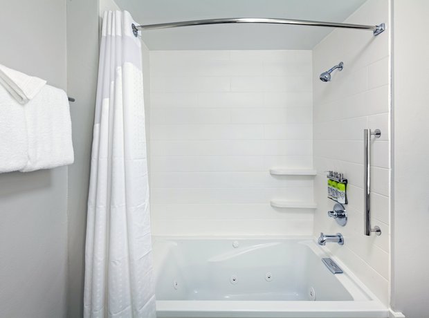 Imagen de la habitación del Hotel Holiday Inn Express and Suites Tulsa South - Woodland Hills, an IHG. Foto 7