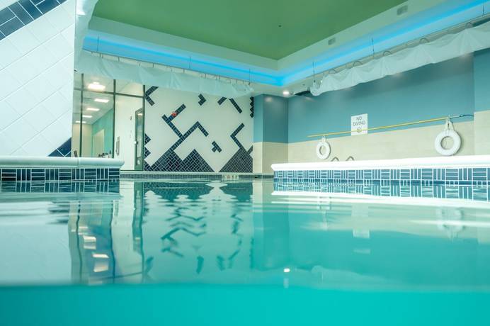 Imagen de la piscina del Hotel Holiday Inn Express and Suites Va Beach Oceanfront, An Ihg. Foto 18
