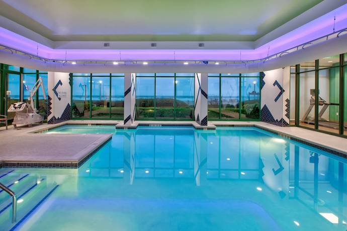 Imagen de la piscina del Hotel Holiday Inn Express and Suites Va Beach Oceanfront, An Ihg. Foto 19