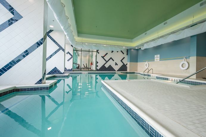 Imagen de la piscina del Hotel Holiday Inn Express and Suites Va Beach Oceanfront, An Ihg. Foto 20