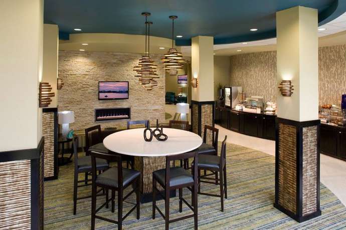Imagen del bar/restaurante del Hotel Holiday Inn Express and Suites Waycross, an IHG. Foto 4