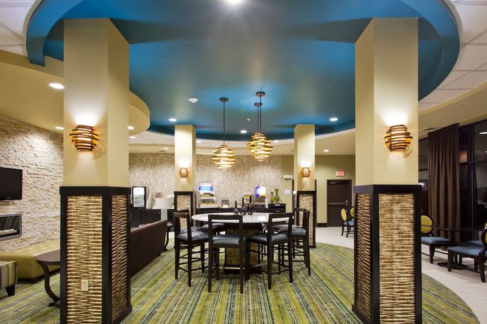 Imagen del bar/restaurante del Hotel Holiday Inn Express and Suites Waycross, an IHG. Foto 5