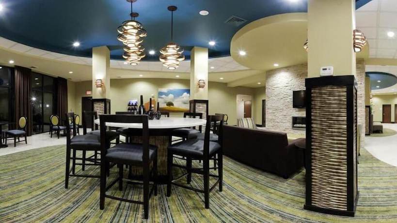 Imagen del bar/restaurante del Hotel Holiday Inn Express and Suites Waycross, an IHG. Foto 6