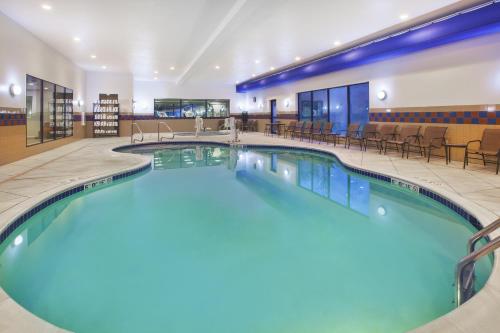 Imagen de la piscina del Hotel Holiday Inn Express and Suites Wheeling, an IHG, Triadelphia. Foto 10