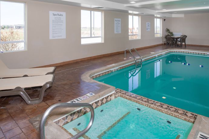 Imagen de la piscina del Hotel Holiday Inn Express and Suites Wichita Northwest, an IHG. Foto 18
