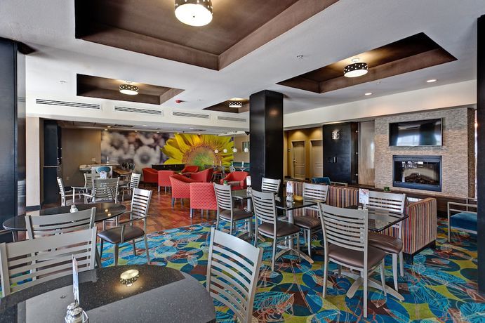 Imagen del bar/restaurante del Hotel Holiday Inn Express and Suites Wichita Northwest, an IHG. Foto 3