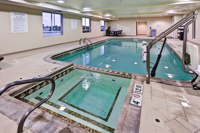 Imagen de la piscina del Hotel Holiday Inn Express and Suites Wichita Northwest, an IHG. Foto 19