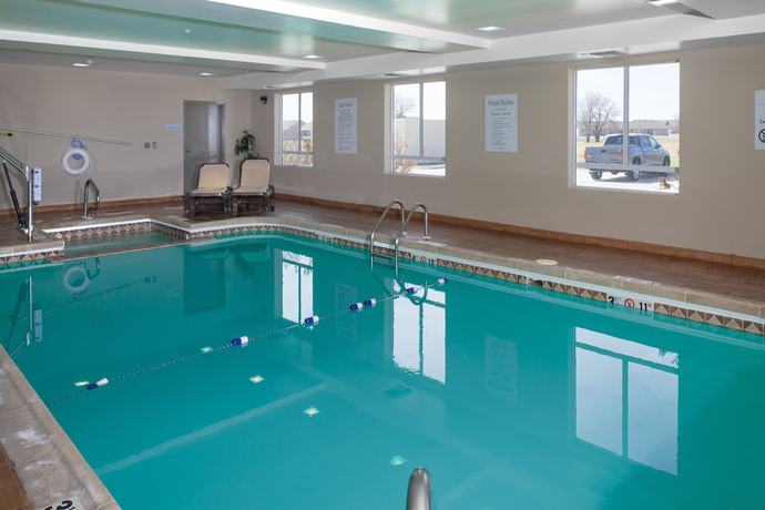 Imagen de la piscina del Hotel Holiday Inn Express and Suites Wichita Northwest, an IHG. Foto 20