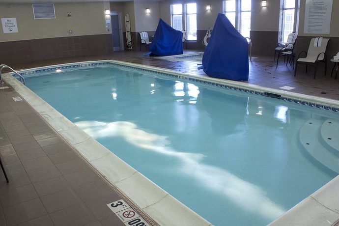 Imagen de la piscina del Hotel Holiday Inn Express and Suites Youngstown West - Austintown, An Ihg. Foto 18