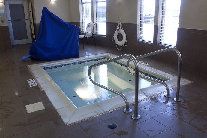 Imagen de la piscina del Hotel Holiday Inn Express and Suites Youngstown West - Austintown, An Ihg. Foto 19