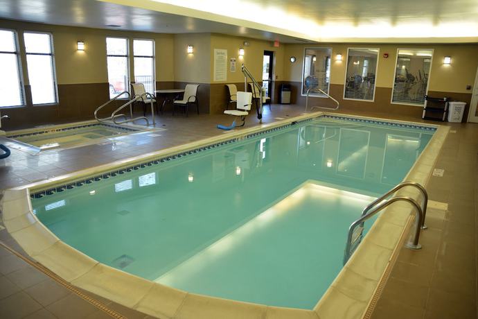 Imagen de la piscina del Hotel Holiday Inn Express and Suites Youngstown West - Austintown, An Ihg. Foto 20
