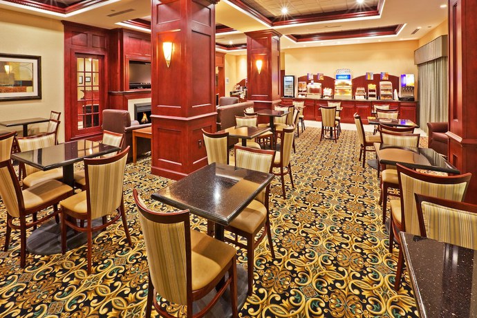 Imagen del bar/restaurante del Hotel Holiday Inn Express and Suites Yukon, an IHG. Foto 6