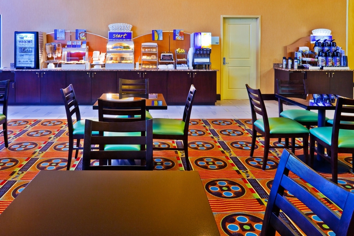 Imagen del bar/restaurante del Hotel Holiday Inn Express y Suites Opryland. Foto 2