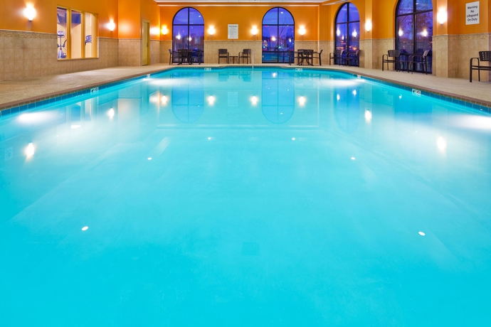 Imagen de la piscina del Hotel Holiday Inn Express y Suites Opryland. Foto 16