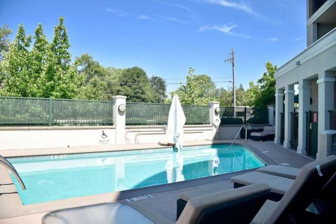 Imagen de la piscina del Hotel Holiday Inn Express&reg; Windsor Sonoma Wine Country, an IHG. Foto 20