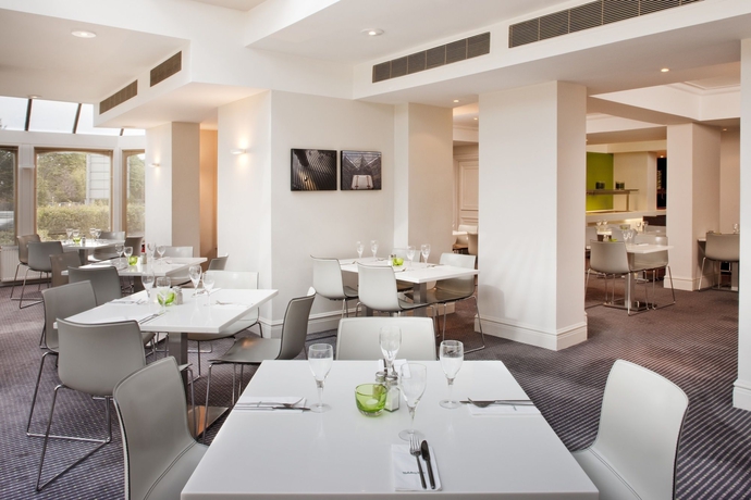 Imagen del bar/restaurante del Hotel Holiday Inn Farnborough, An Ihg. Foto 2