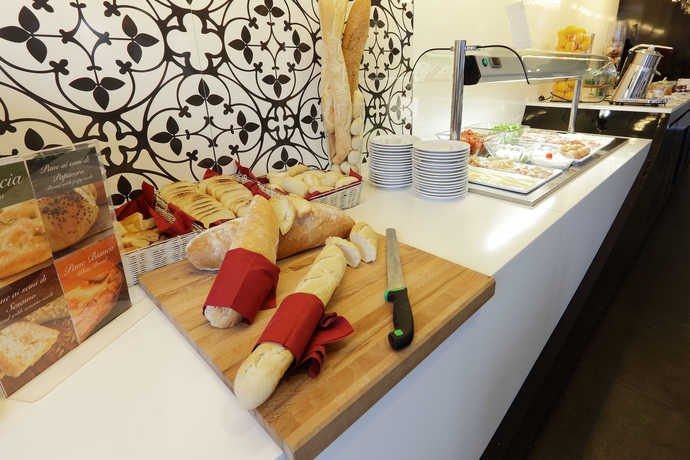 Imagen del bar/restaurante del Hotel Holiday Inn Genoa City, An Ihg. Foto 5