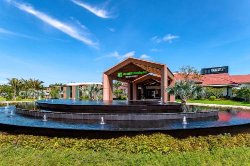 Imagen general del Hotel Holiday Inn Hainan Xiangshui Bay, an IHG. Foto 1