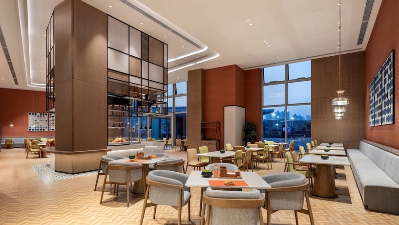 Imagen del bar/restaurante del Hotel Holiday Inn Hotel And Suites Wuhan New City, An Ihg Hotel. Foto 4
