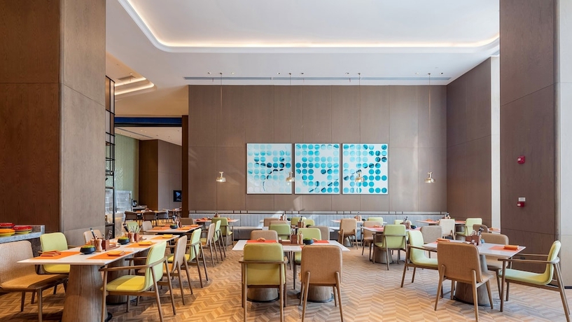 Imagen del bar/restaurante del Hotel Holiday Inn Hotel And Suites Wuhan New City, An Ihg Hotel. Foto 5