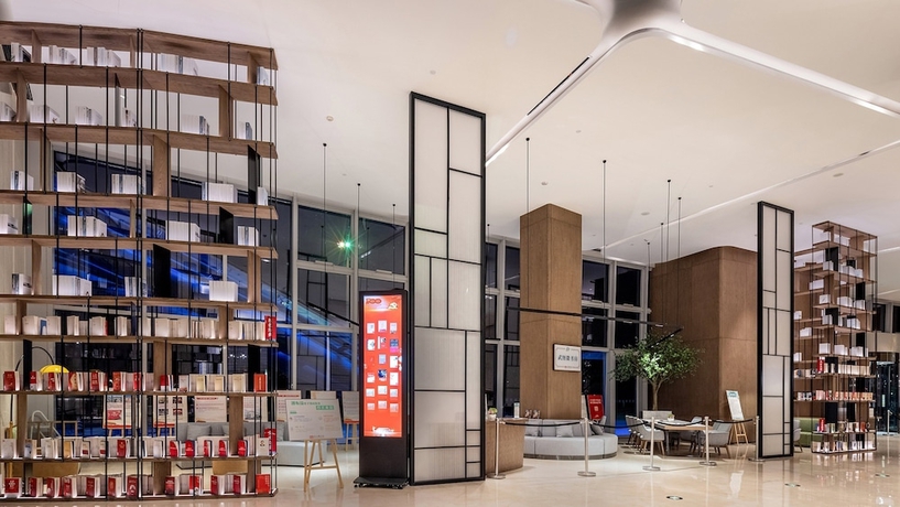 Imagen del bar/restaurante del Hotel Holiday Inn Hotel And Suites Wuhan New City, An Ihg Hotel. Foto 8