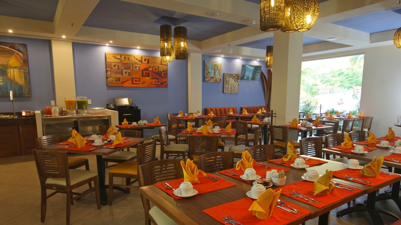 Imagen del bar/restaurante del Hotel Holiday Inn Huatulco, An Ihg. Foto 6