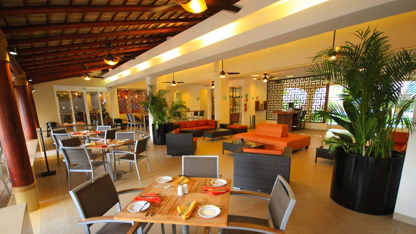Imagen del bar/restaurante del Hotel Holiday Inn Huatulco, An Ihg. Foto 8
