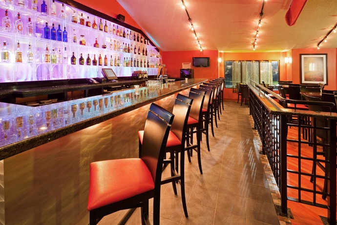 Imagen del bar/restaurante del Hotel Holiday Inn Hyannis, An Ihg. Foto 4