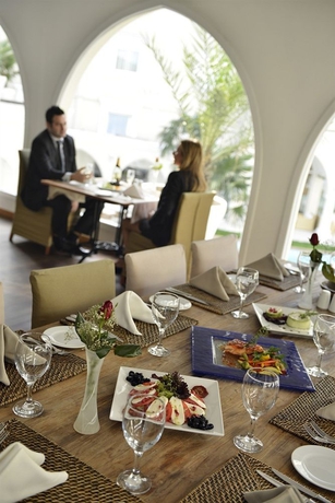 Imagen del bar/restaurante del Hotel Holiday Inn Istanbul City, An Ihg. Foto 6