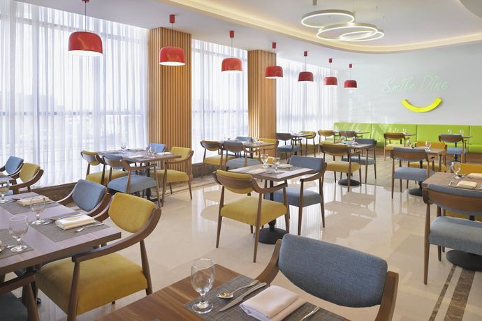 Imagen del bar/restaurante del Hotel Holiday Inn Jeddah Corniche, An Ihg. Foto 2